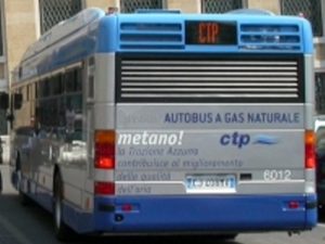 Morsi, calci e pugni ai controllori su un bus Ctp: due finiscono in ospedale