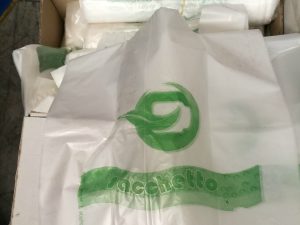 Sequestrate 450mila buste di plastica dannose: blitz della Finanza nel Salernitano