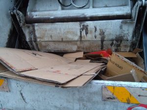 Rubare i cartoni dai cassonetti? Si guadagnano fino a 400 euro al giorno