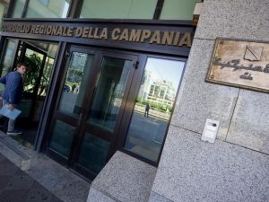 Vitalizi d'oro in Campania: 10 milioni l'anno per pagare gli ex consiglieri regionali