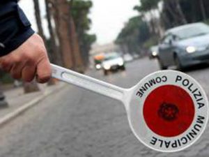 Non si ferma all’alt e travolge la volante di polizia: bloccato dopo un inseguimento