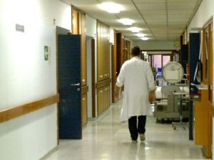 Al Cardarelli mancano gli inservienti: pazienti costretti a rifarsi i letti da soli