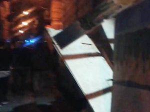 Violenta esplosione nella notte a via Toledo: auto distrutte, paura tra i residenti