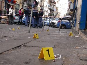 Raid nella notte a Forcella, ferito un ragazzino di 16 anni