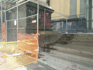 Transenne, urina e immondizia: il degrado della Galleria Principe Umberto