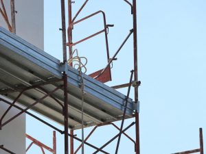 Crolla un ponteggio, due operai precipitano nel vuoto: uno muore. Lavorava in nero