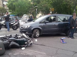 Niente semafori a piazza Poderico, ennesimo incidente: si scontrano auto e moto