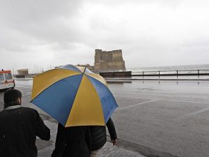 Pioggia e vento a Napoli (LaPresse).