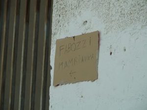 Cartello indica la casa dell'assassino di Fortuna: turismo dell'orrore o intimidazione?