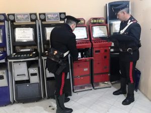 Sala slot abusiva nella cantina di un negozio scoperta a Pozzuoli