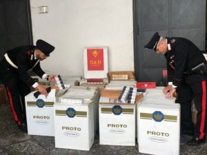Fermato con 90 chili di sigarette di contrabbando in auto: ne aveva altri 290 nel box