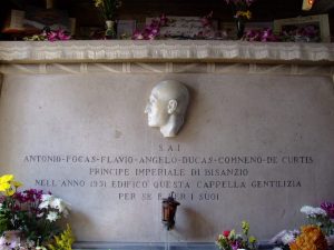 Fiori sulla tomba di Totò nel cinquantenario della sua morte
