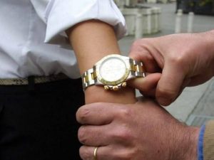 Turista picchiato e rapinato dell'orologio al centro storico: un arresto