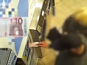 Sorrento, cambiavano banconote da 10 euro false alle macchinette cambiavalute: 7 arresti