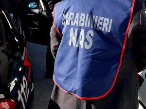 Ischia, 130 chili di alimenti avariati in deposito: chiuso un ristorante