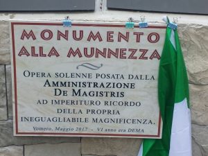 Al Vomero una targa contro de Magistris sui cassonetti della discordia