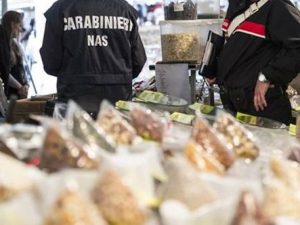 Giugliano, alimenti conservati in pessimo stato: chiuso un noto supermercato
