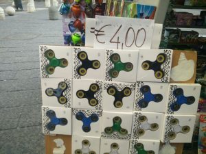 A Napoli spopola il fidget spinner: lo vendono edicole e bancarelle
