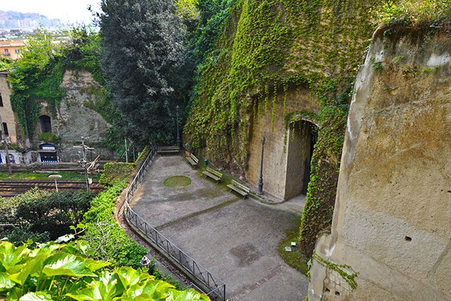 Ingresso al Parco Vergiliano di Piedigrotta (Wikipedia).