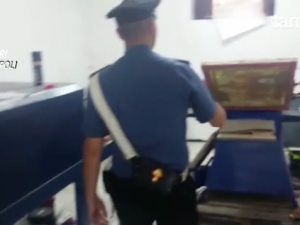 Giugliano, colla dannosa negli abiti contraffatti: sequestrata fabbrica abusiva