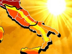 In Campania il caldo è da record: 55 gradi percepiti. Allerta fino a lunedì pomeriggio