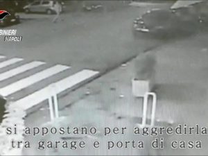 Secondigliano, lo rapinano e gli rompono il naso con il calcio della pistola: paura per un diciottenne