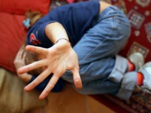 Botte agli alunni di una scuola elementare: arrestate due maestre