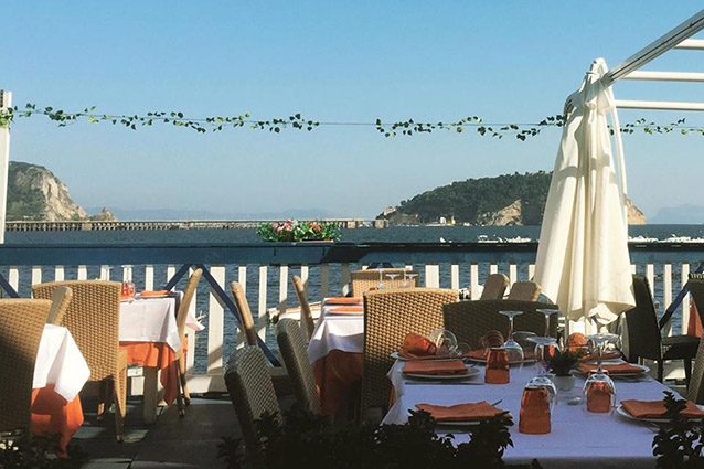 Esterno del ristorante "A Terrazza" a Pozzuoli (Facebook).