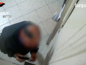 Assenteismo al Comune di Napoli, sospesi due dipendenti: timbravano, poi facevano la spesa