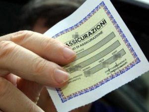 Napoli, finti incidenti per ottenere rimborsi: maxi truffa alle assicurazioni
