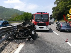 Baiano, l'auto prende fuoco in autostrada: paura per un'intera famiglia