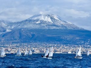 Napoli, nave della Marina urta una barca a vela durante una regata: un ferito