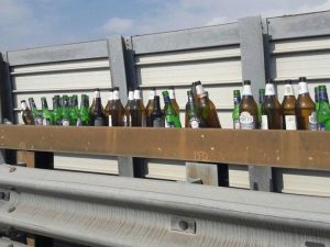 Tangenziale corso Malta, il folle gioco del tiro alla bottiglia dal cavalcavia