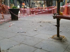 Via Chiaia, cadono calcinacci sotto al Ponte