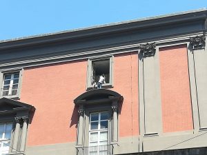 Il lavoratore sul cornicione del Museo Nazionale di Napoli (Foto: Facebook/Ex Opg Occuapto)