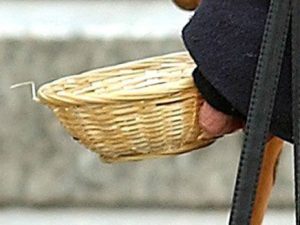 Napoli, usa il figlio di due mesi per chiedere l'elemosina: denunciata