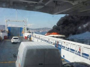 Imbarcazione prende fuoco al largo di Pozzuoli-Bacoli: salvate 2 persone