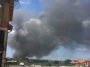 L'alta colonna di fumo generata dall'incendio
