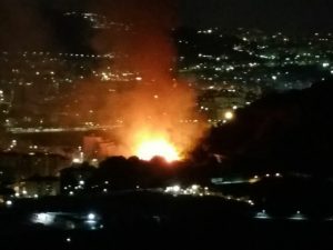 Fuorigrotta: incendio in via Caravaggio, fiamme fino a via Manzoni. "Soccorsi in ritardo"