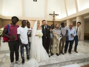 Gli sposi invitano i migranti alle nozze: matrimonio antirazzista a Napoli