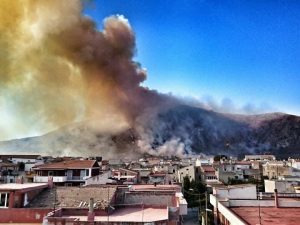 L'incendio di Modragone sul monte Petrino (foto Sergio Nazzaro da Facebook)