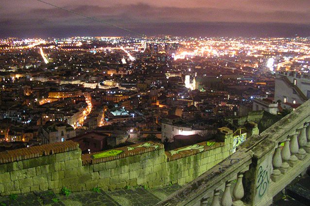 Panorama di Napoli di notte dalla certosa di San Martino.
