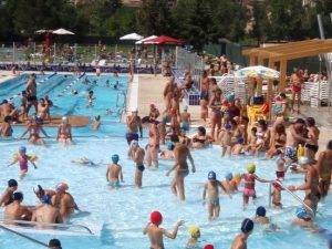 Battipaglia, si tuffa in piscina e si sente male: rianimato bagnante di 50 anni
