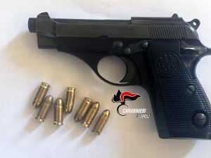 Napoli, serata in discoteca con una pistola carica: arrestati 6 ragazzi