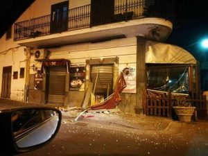 L'esterno del bar dopo l'esplosione (Fonte Foto: Facebook)