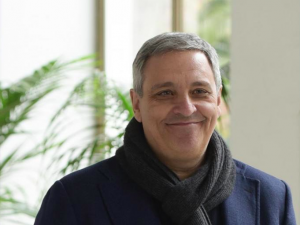 Insulti razzisti contro lo scrittore Maurizio De Giovanni: "Abiti a Napoli, coleroso di merda"