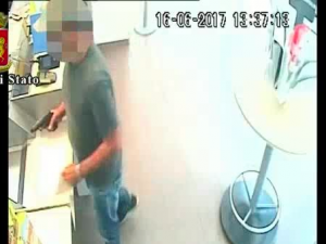 Coperto di debiti ex guardia giurata rapina a mano armata un ufficio postale