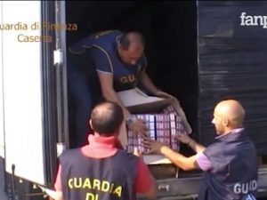 Caserta, il tir trasporta sigarette di contrabbando: sequestrate 10 tonnellate
