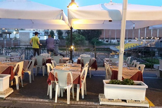Tavoli all'aperto di Skizzi di mare a Pozzuoli (Facebook).