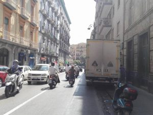 Il degrado di corso Vittorio Emanuele, sosta selvaggia e strada dissestata